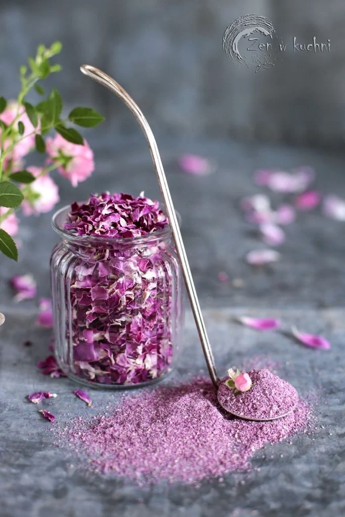 فواید اسانس گل محمدی برای بهبود خلقوخو و افزایش احساسات مثبت